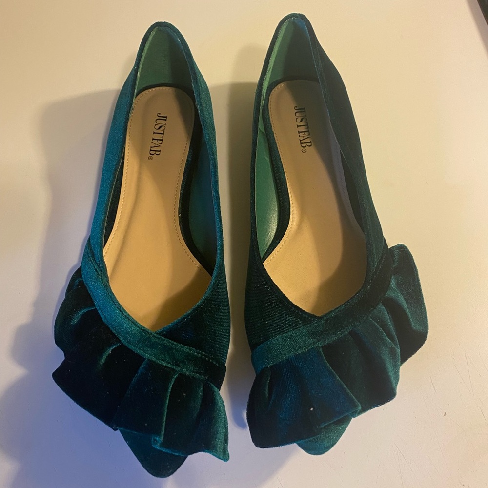 NWOT JustFab Emerald Green Velvet Flats Size 9.